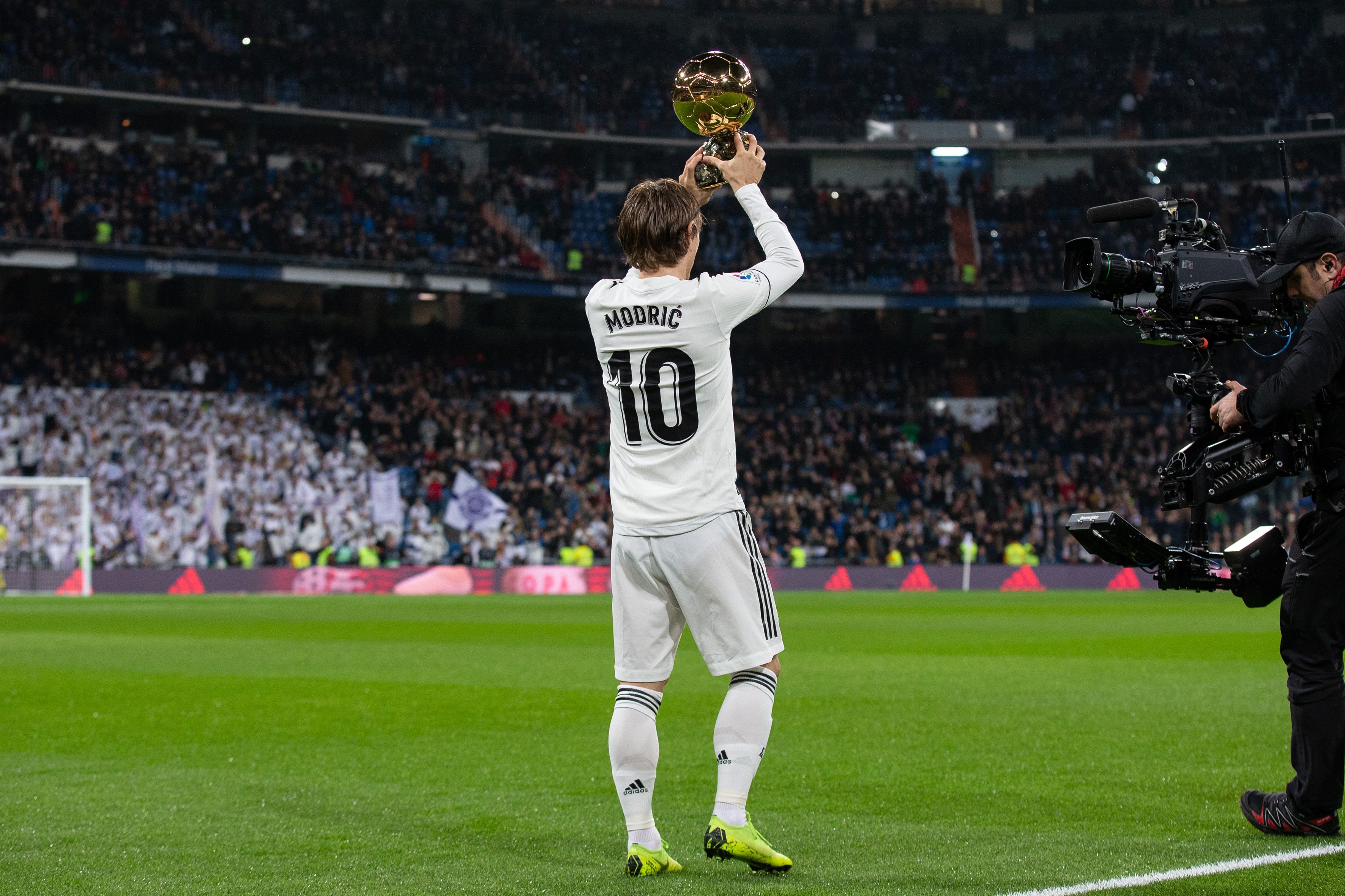 NBA官宣，禁赛三场！试图殴打东契奇，8200万合同还是很在意啊